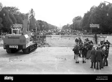 The start of the demolition of the Berlin Wall at the Brandenburg Gate, Berlin Stock Photo - Alamy