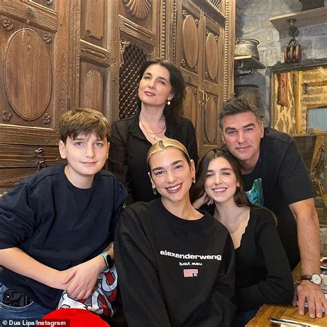 Dua Lipa passionately kisses boyfriend Anwar Hadid before posing with her family - ReadSector