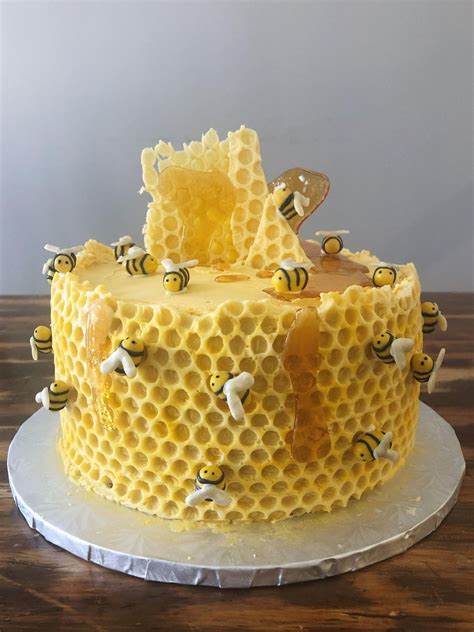 #gâteau ruche d’abeille et nid d'abeilles papier bulle idée de #décoration | Bee cakes, Crazy ...