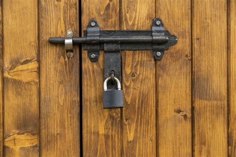 Vinyl Fence Gate Locks: Best Tips To Know While Shopping