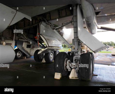 Boeing 747 Main landing gear Stock Photo - Alamy