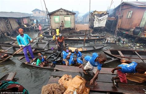 Makoko, a Floating Slum in Nigeria | Amusing Planet