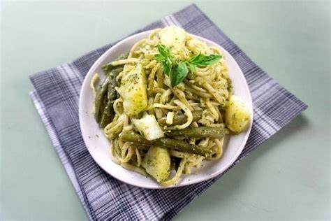 Luca Pasta: Trenette al Pesto Recipe - The Everyday Mouse | Recipe in 2022 | Yummy pasta recipes ...