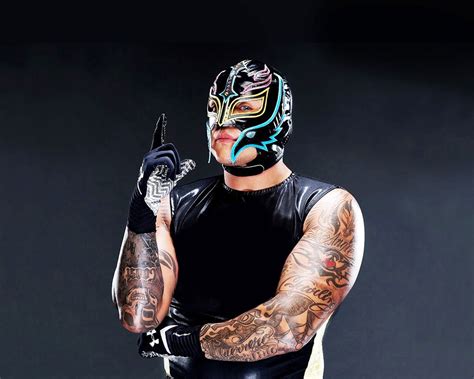 El luchador Rey Mysterio se le pasa la mano y revela su identidad - Puro Show