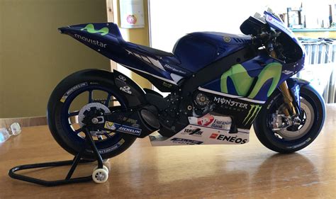 Yamaha YZR M1 2016 Valentino Rossi 1/4 : r/Diecast