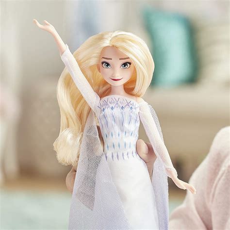 New Frozen 2 singing dolls: Elsa in white dress and Anna Queen from Hasbro - YouLoveIt.com