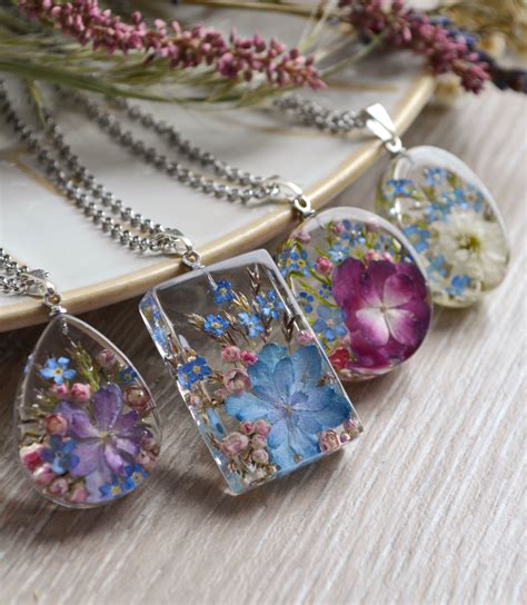 Pendants with hydrangea, forget-me-nots and rice flower in resin. - Diy jewelry ideas - - #Diy # ...