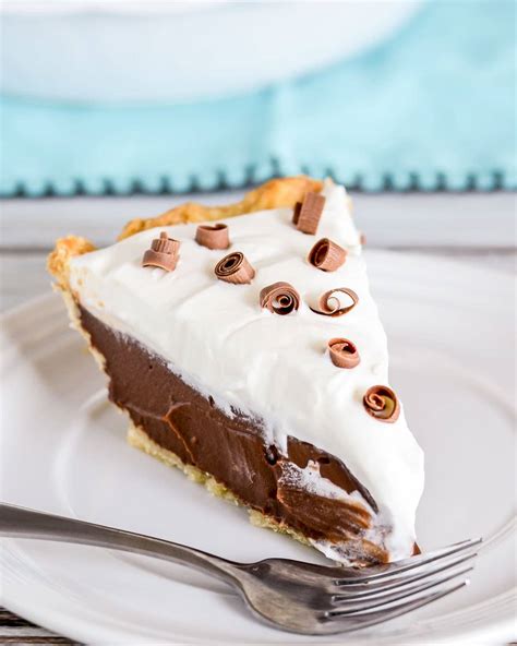 EASY Chocolate Cream Pie Recipe {+VIDEO} | Lil' Luna