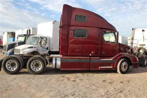 Volvo 780 (2003) : Sleeper Semi Trucks