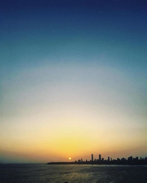 Sunset and moonrise over Marine Drive in Mumbai : r/mumbai