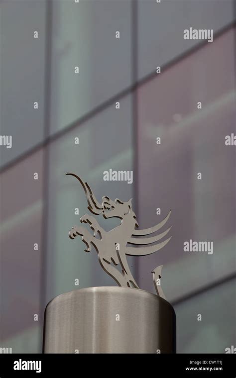 Welsh dragon sculpture hi-res stock photography and images - Alamy