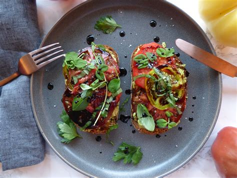 Vegan Caprese Avocado Toast Recipe • Gourmet Vegan Avocado Toast