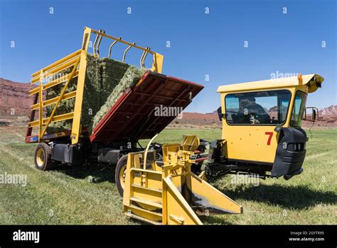 New holland bale wagon hi-res stock photography and images - Alamy