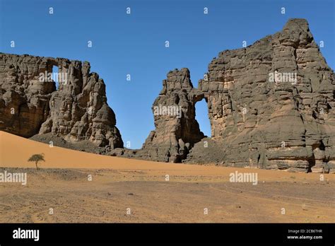 SAHARA DESERT ROCK FORMATIONS IN TADRART NATIONAL PARK IN ALGERIA Stock Photo - Alamy