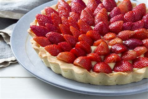 Fresh strawberry tart - Italian recipes by GialloZafferano