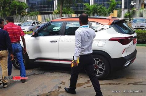 Kia Seltos white with orange roof, red with black roof - Spied