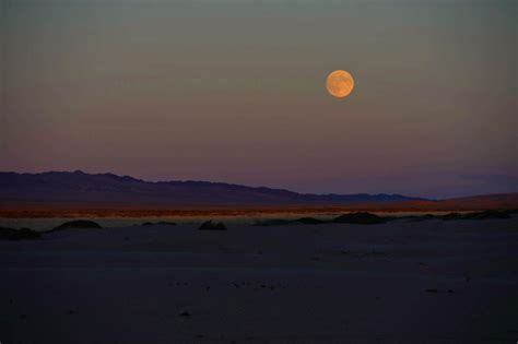 Full moon over the Gobi - Photo Tours — Photo Tours