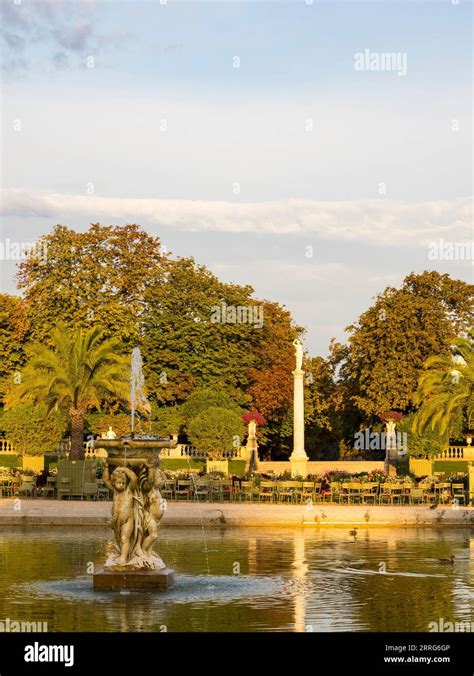 Lake and Statues, Luxembourg Gardens, Le Jardin du Luxembourg, Paris ...