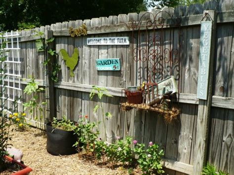 25 Ideas for Decorating your Garden Fence