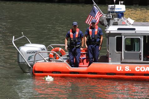 DVIDS - Images - Coast Guard participates in SS Eastland memorial in Chicago [Image 2 of 2]