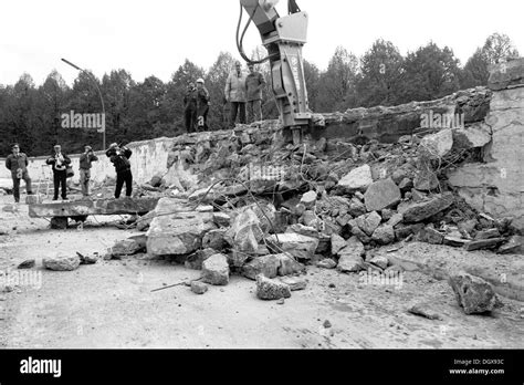 The start of the demolition of the Berlin Wall at the Brandenburg Stock Photo, Royalty Free ...