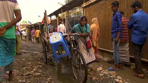 Parliamentarians see impact of aid in Dhaka slums | SBS News