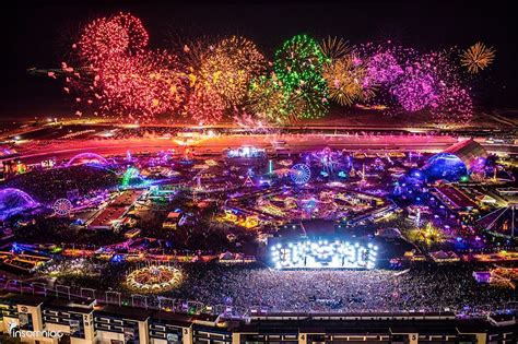 The Eight Mind-Blowing Stages of EDC Las Vegas 2015 [Event Review] | RaverRafting