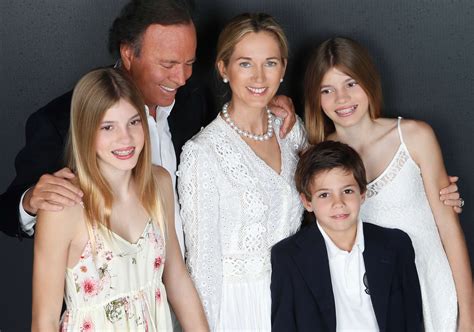 Julio Iglesias – despre familie, muzica, prieteni Bridesmaid Dresses, Wedding Dresses, Celebs ...