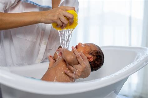 How to tub bathe a newborn step-by-step with baby bath tips