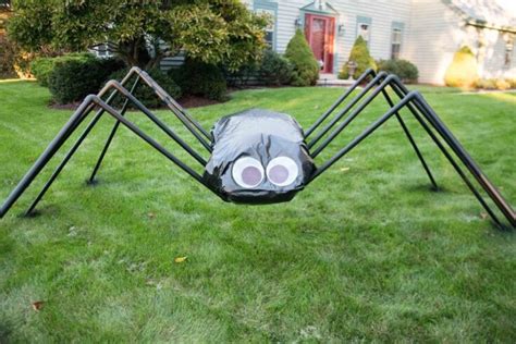 Giant Spider Decoration: An Easy and Cheap DIY Halloween Decoration