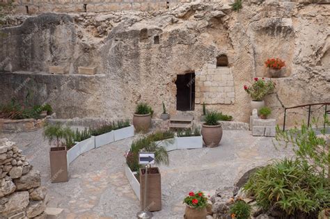 Premium Photo | The Jesus Christ tomb in the Tomb Garden Entrance to ...