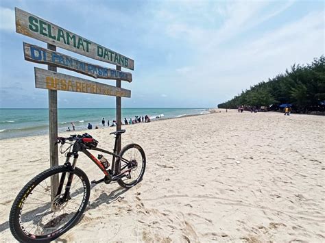 Pantai Pasir Putih Remen, Wisata Pantai di Tuban dengan Hamparan Pasir Putih yang Indah ...