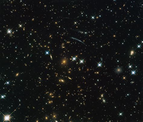 Hubble Snaps Beautiful Image of Giant Galaxy Cluster | Sci-News.com