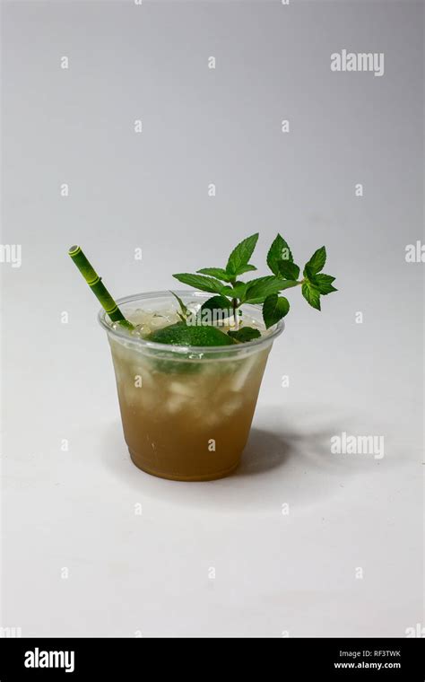 Tiki bar bars hi-res stock photography and images - Alamy