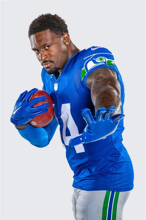 First Look: Seattle Seahawks reveal '90s-era throwback uniforms