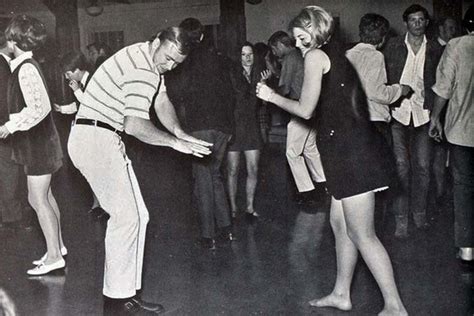 Amazing Candid Photographs Capture Teenagers Dancing at the High School Dance From the 1970s ...