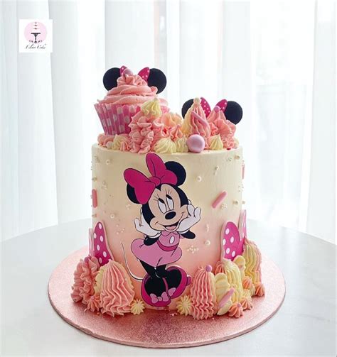 Minnie mouse themed cake😍💕 in 2023 | Minnie mouse birthday cakes ...