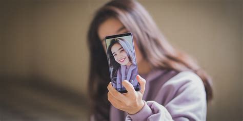 How to Take a Selfie with Your Rear Camera on Android - Make Tech Easier