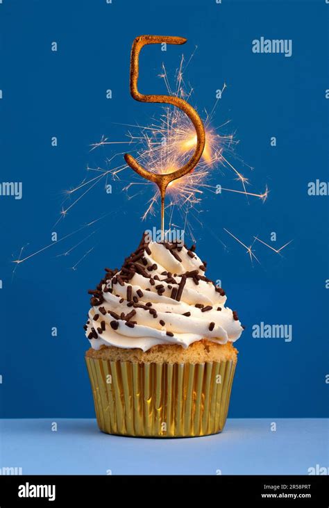 Birthday cake with sparks number 5 - Blue background Stock Photo - Alamy