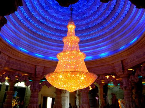 Prem Mandir Vrindavan : Chandelier inside of main complex at Prem Mandir - The Divine India