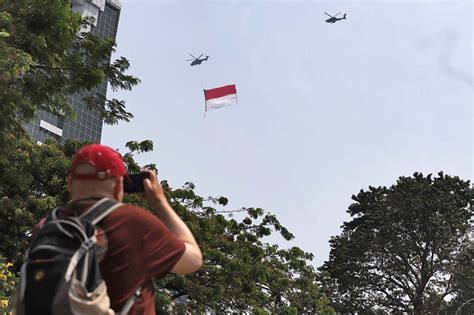 FOTO: Bendera Merah Putih Raksasa Terbang Hiasi Langit Jakarta