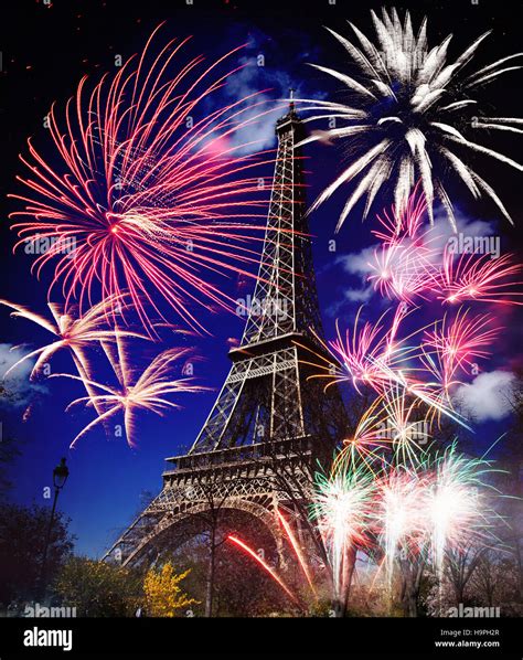 Eiffel tower fireworks hi-res stock photography and images - Alamy