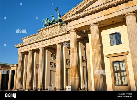 brandenburg gate, quadriga statue, brandenburg gates, quadriga statues Stock Photo - Alamy