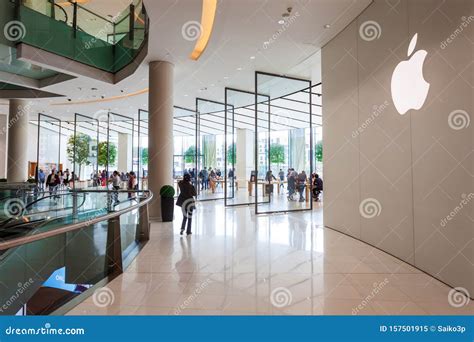 Apple Store in Dubai Mall, UAE Editorial Image - Image of consumerism ...