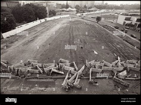 Fall berlin wall demolition checkpoint hi-res stock photography and images - Alamy