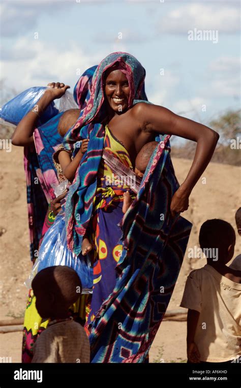 Nomadic Somali tribes using camels to carry their entire houses in ...