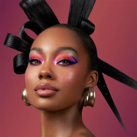 20 Unique Ways To Rock The Colorful Eyeliner Trend This Summer