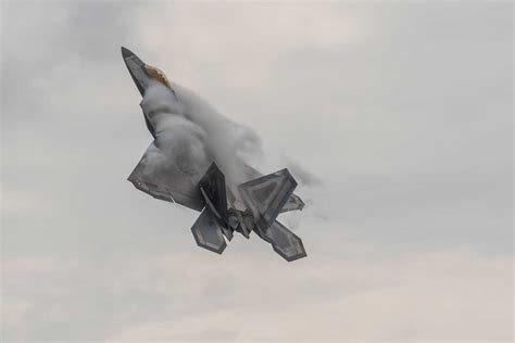 F-35 vs. F-22 - a dogfight between the best stealth fighters