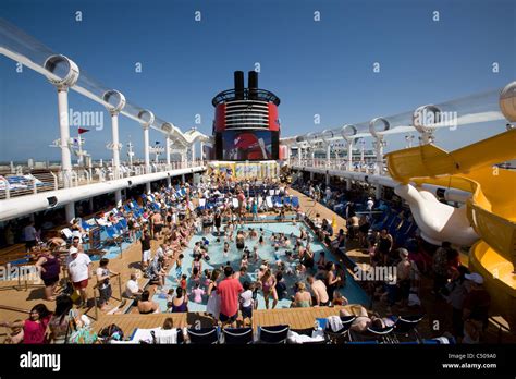 Swimming pool disney dream cruise hi-res stock photography and images - Alamy