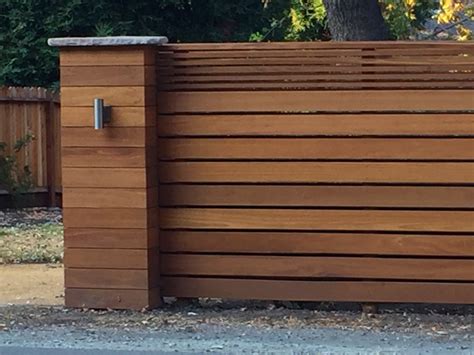 10+ Modern Wooden Fence Designs – DECOOMO